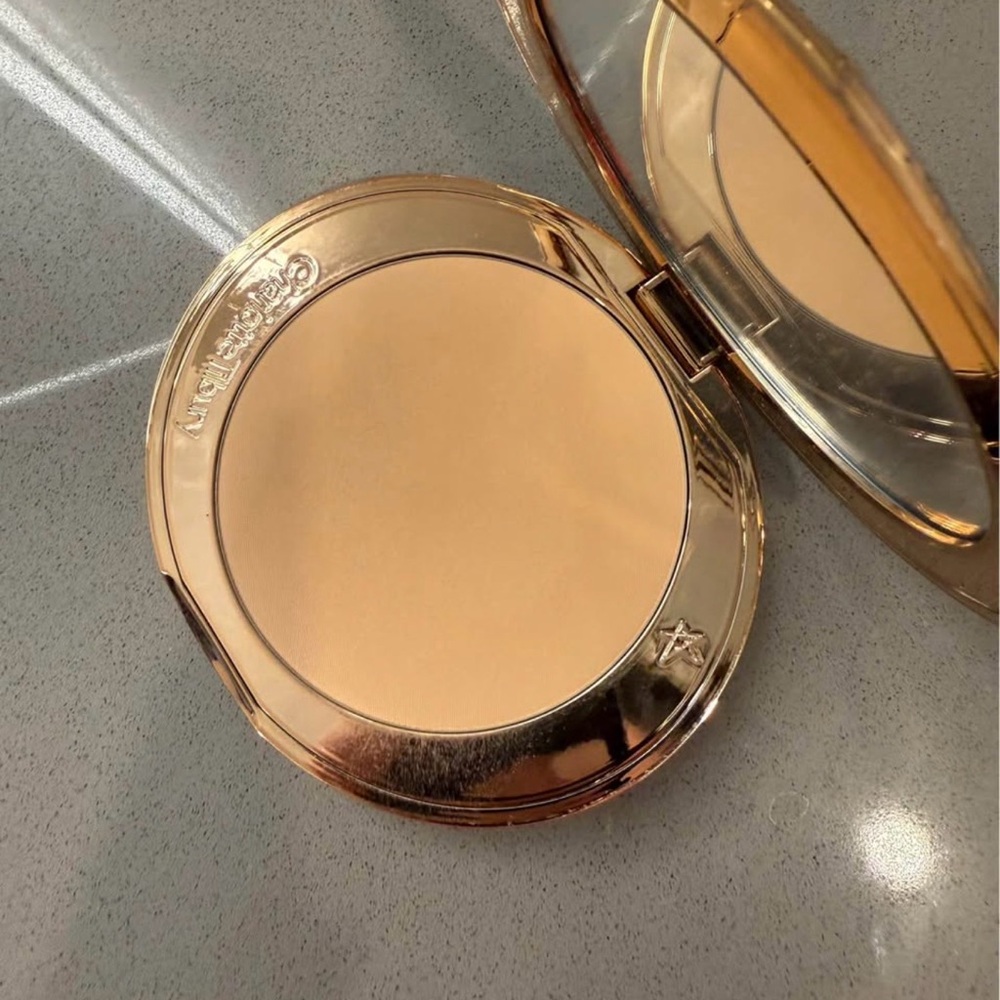 Charlotte Tilbury Gold Airbrush Bronzer Compact - Picture 3 of 3